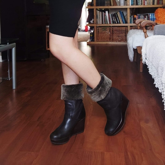 Brown Stuart Weitzman boots - Picture 2 of 4